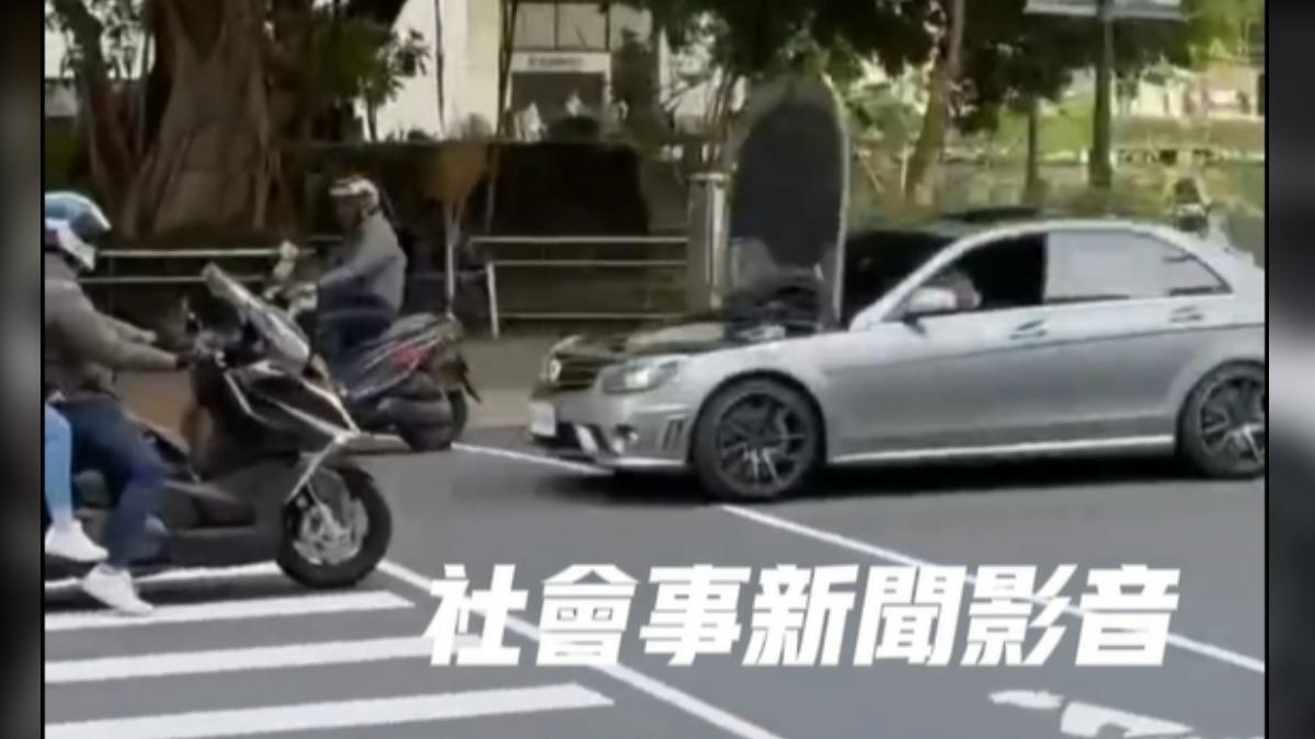 有片/太誇張!台中賓士違停拒檢 引擎蓋遮眼「盲開逃逸」