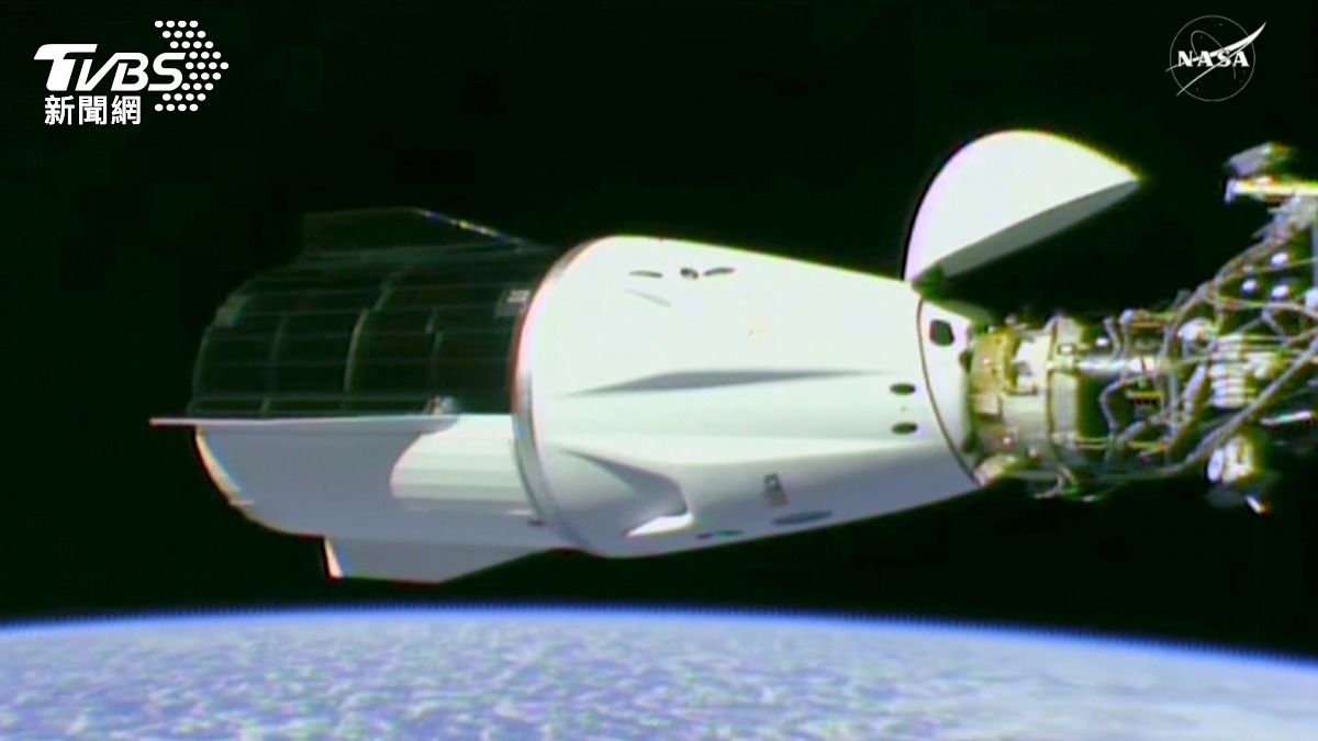 SpaceX乘龍號抵太空站畫面曝!團隊與滯留太空人開心擁抱