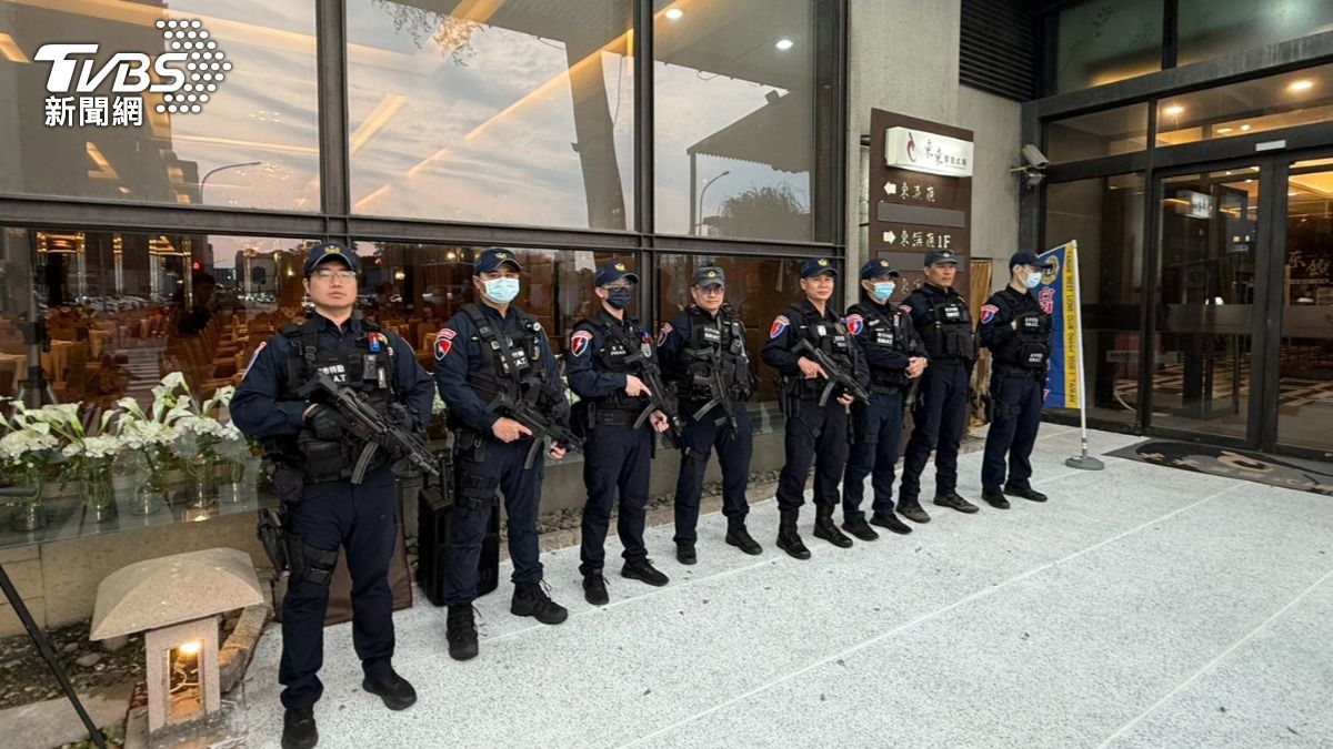 警方重裝戒備維護秩序。(圖/TVBS)