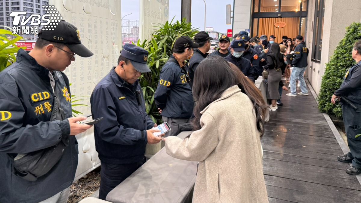 警方嚴密戒備,以防不法份子滋事。(圖/TVBS)