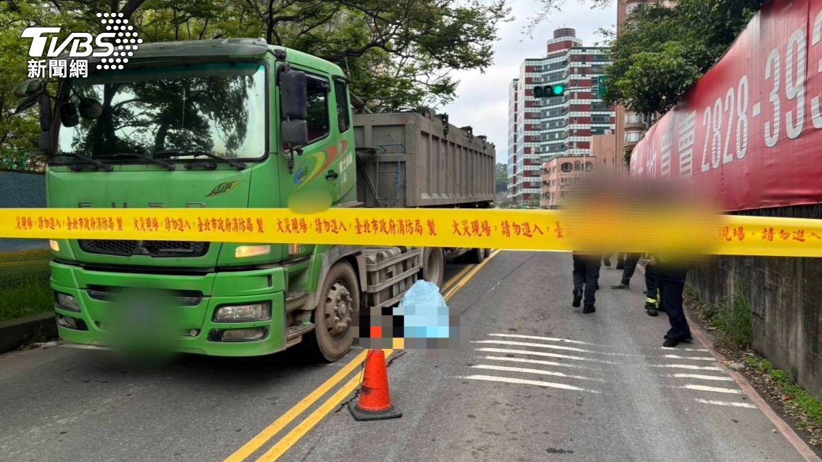 聯結車右轉時疑似視線死角,不慎撞倒輾斃騎乘單車的婦人。(圖/TVBS)