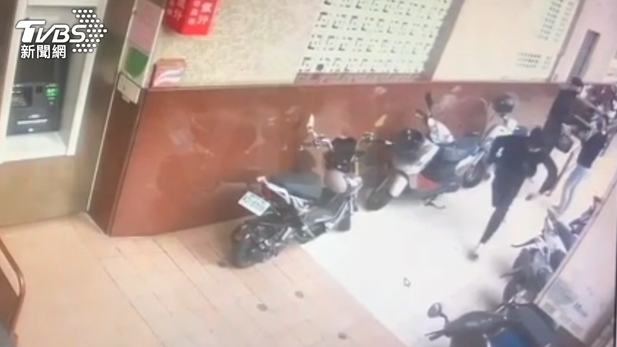 面交變街頭追逐!彰化男搶手機拔腿狂奔 熱心外送員幫抓人
