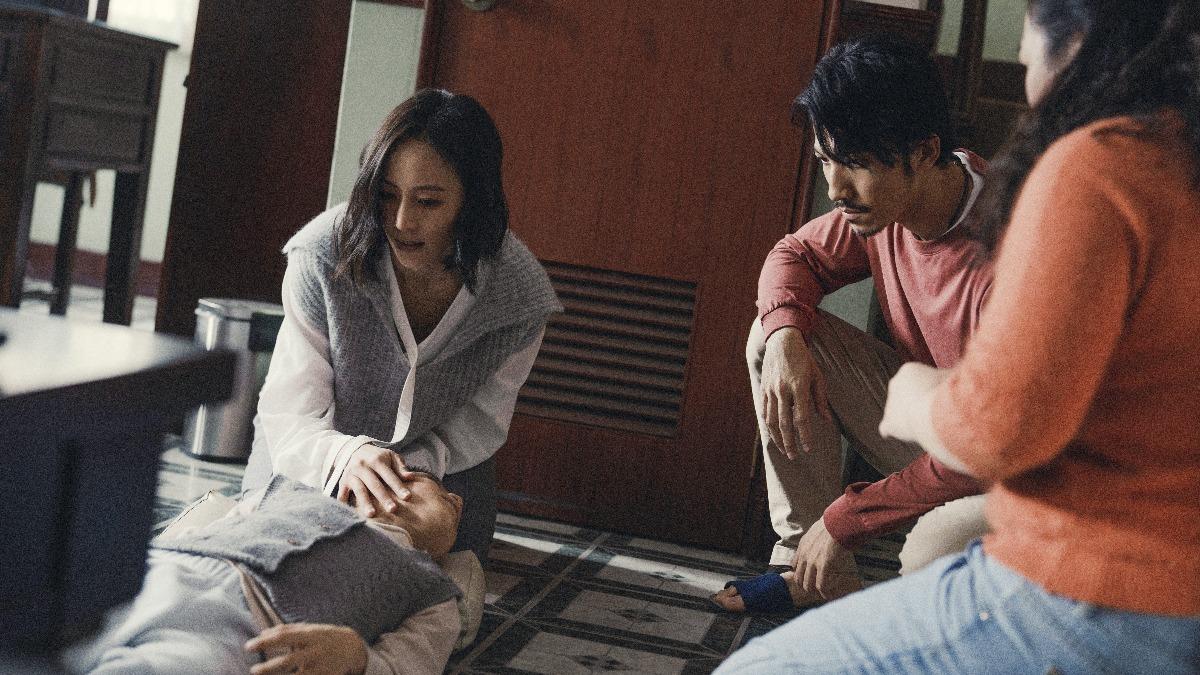 《化外之醫》張鈞甯(左)面對癲癇兒子、失智父親的照顧壓力。(圖/公視、中華電信、瀚草文創提供)