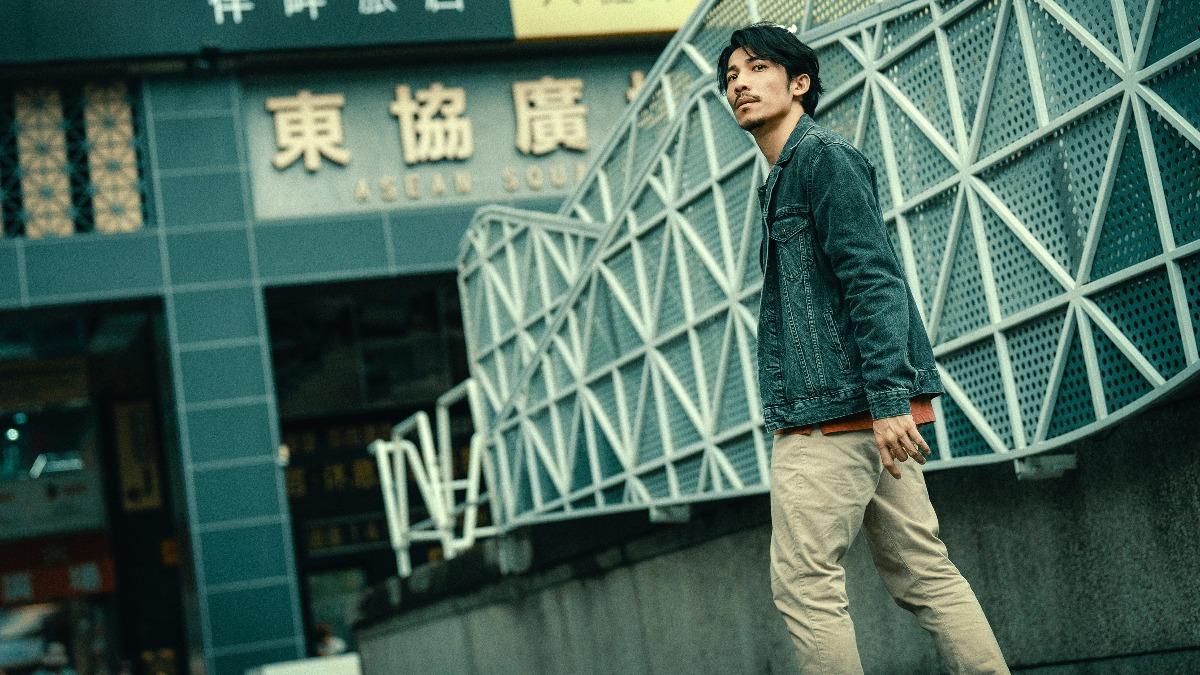 《化外之醫》連炳發在東協廣場被夏騰宏追緝。(圖/公視、中華電信、瀚草文創提供)