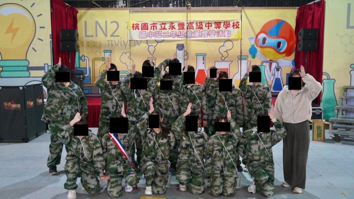 桃園國中生遭爆「疑穿解放軍迷彩敬禮」 校澄清:鹹蛋超人手勢