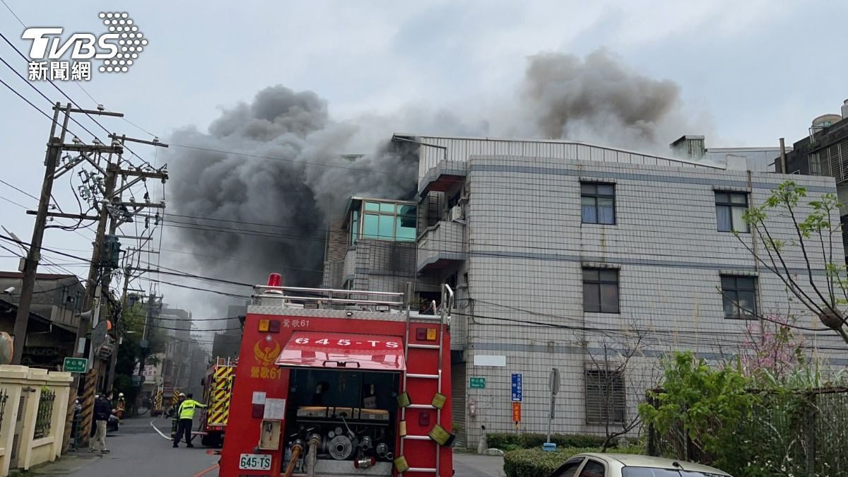 快訊/鶯歌鐵皮工廠鍋爐起火「黑煙狂竄」 百名警消急灌救