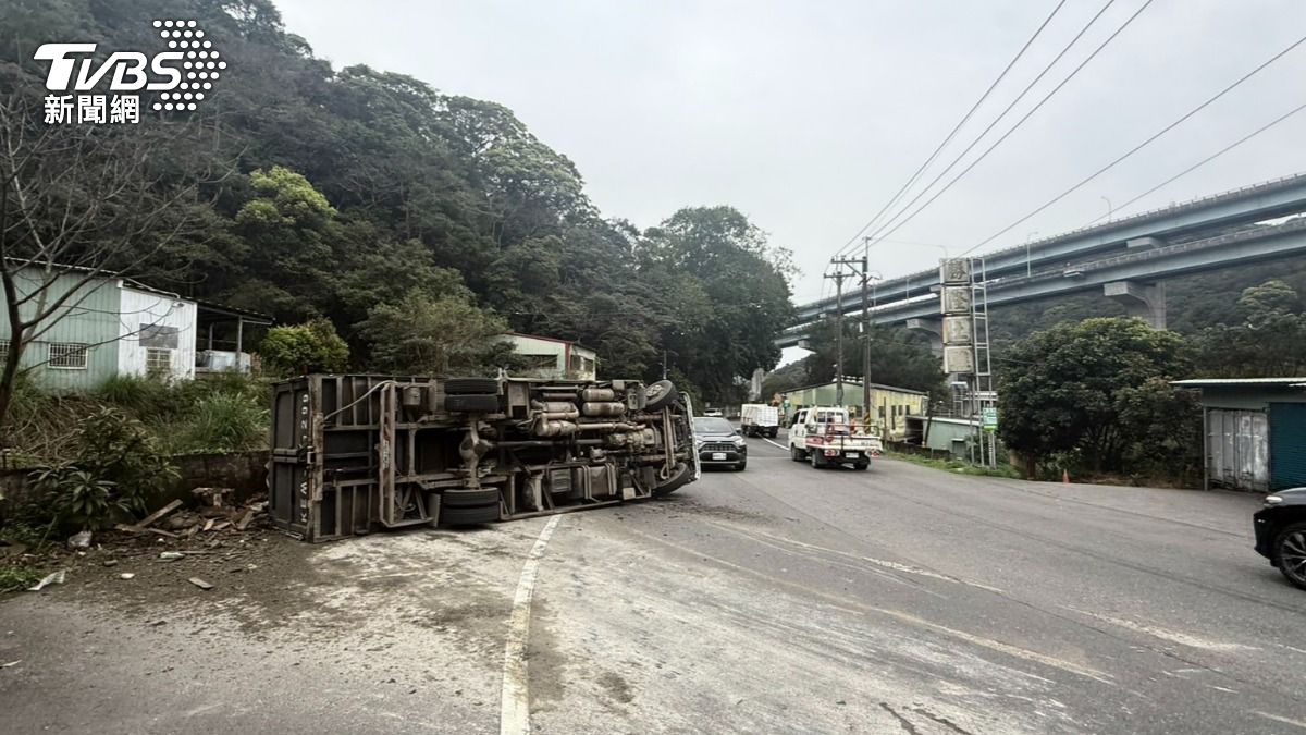 失控片/貨車過彎翻覆「猛衝對向車道」 駕駛嚇傻急剎瞬間曝
