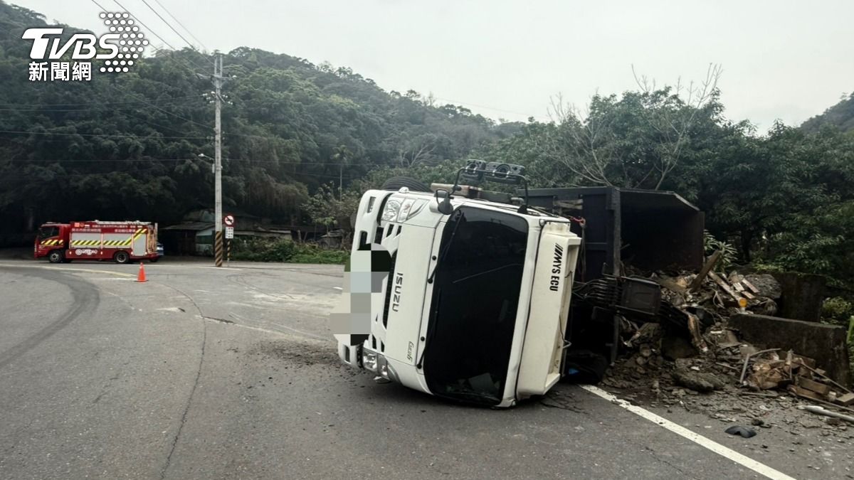 大貨車失控側翻。(圖/TVBS)