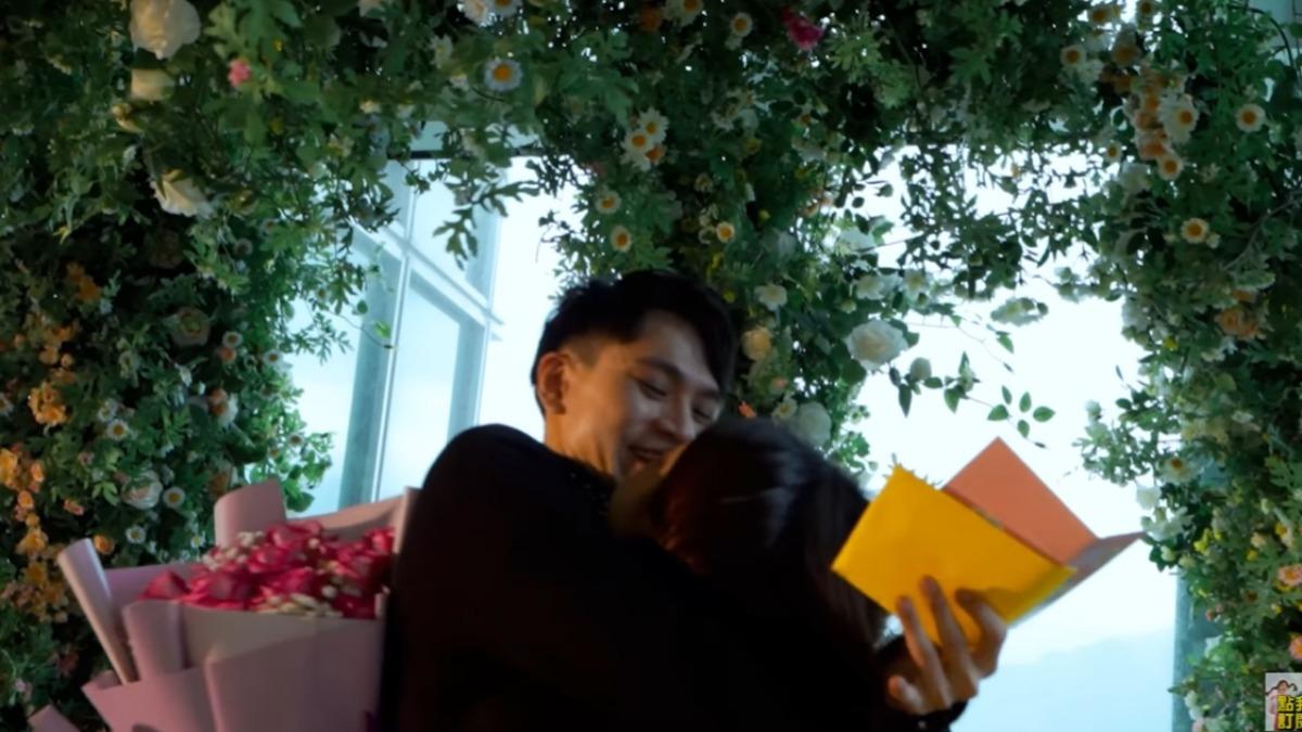 Andy和家寧深情擁抱。(圖/翻攝眾量級CROWD YouTube)