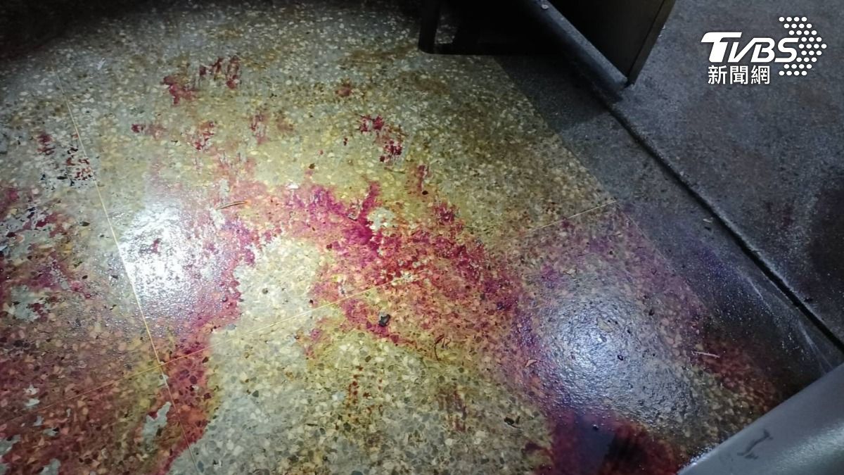 沈男不滿女友劈腿,竟教唆小弟到情敵住處放置爆裂物,現場滿地紅色液體。(圖/TVBS)