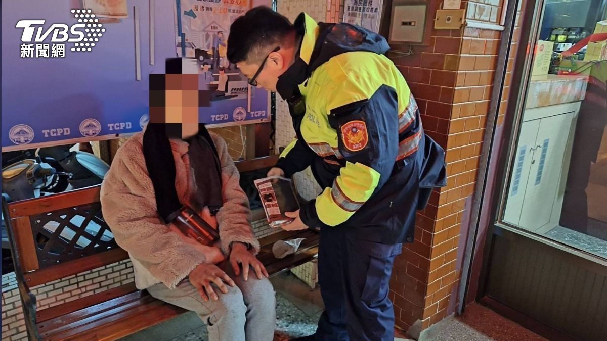 39歲蔣姓男子家中遭逢變故,繳不起房租的他被趕出門睡街頭。(圖/TVBS)