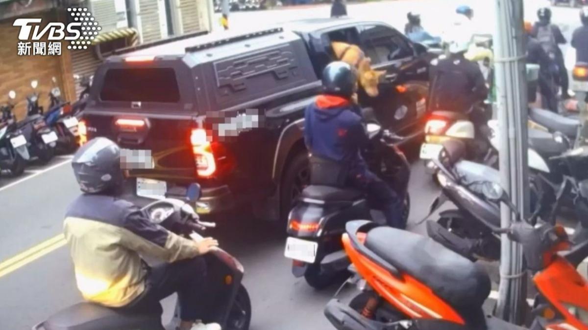 比特犬跳車咬騎士。(圖/TVBS)