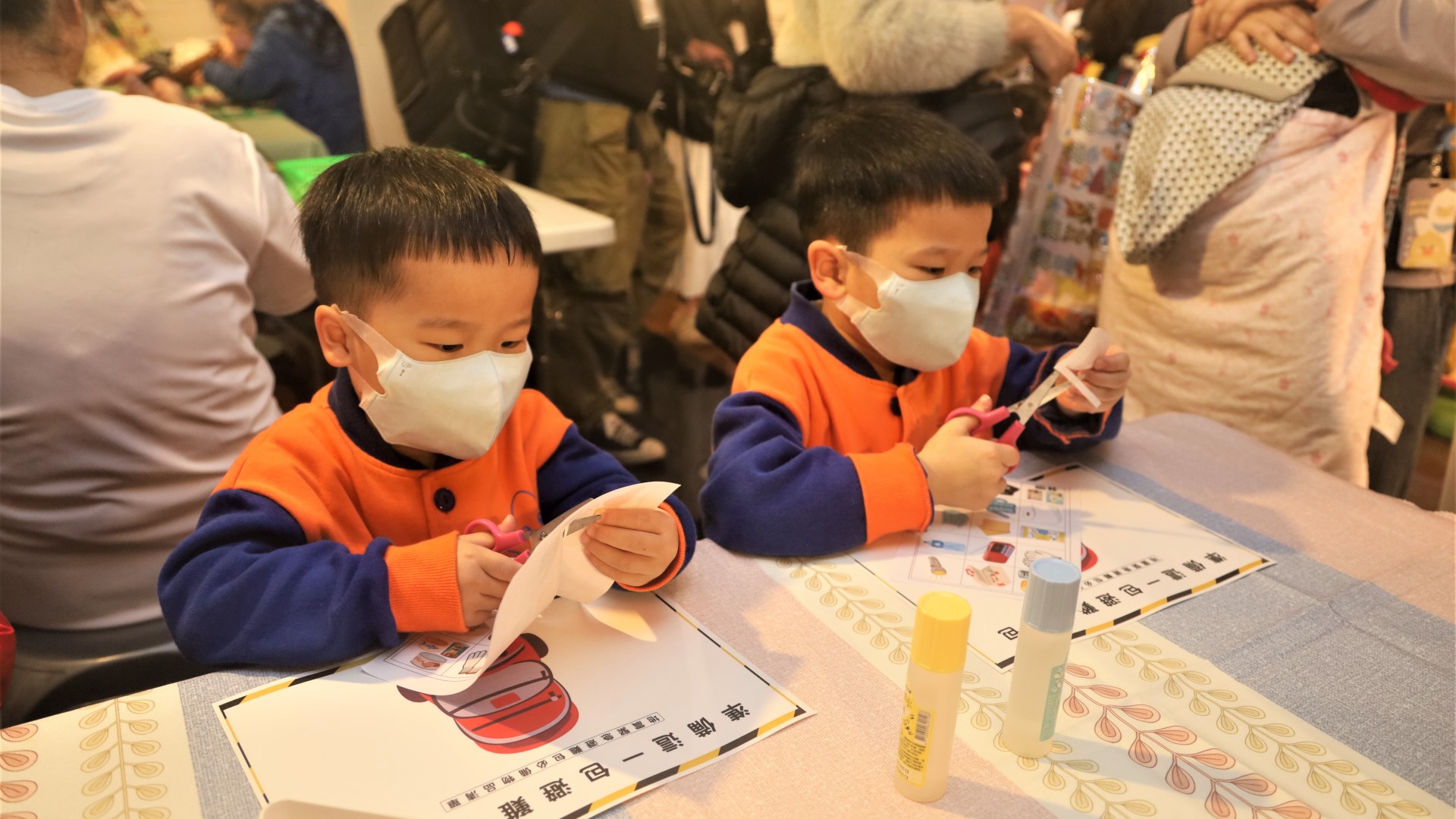 ▲幼童參與剪紙體驗課程攤位，從遊戲中訓練精細小動作。(圖片來源：新北市政府)