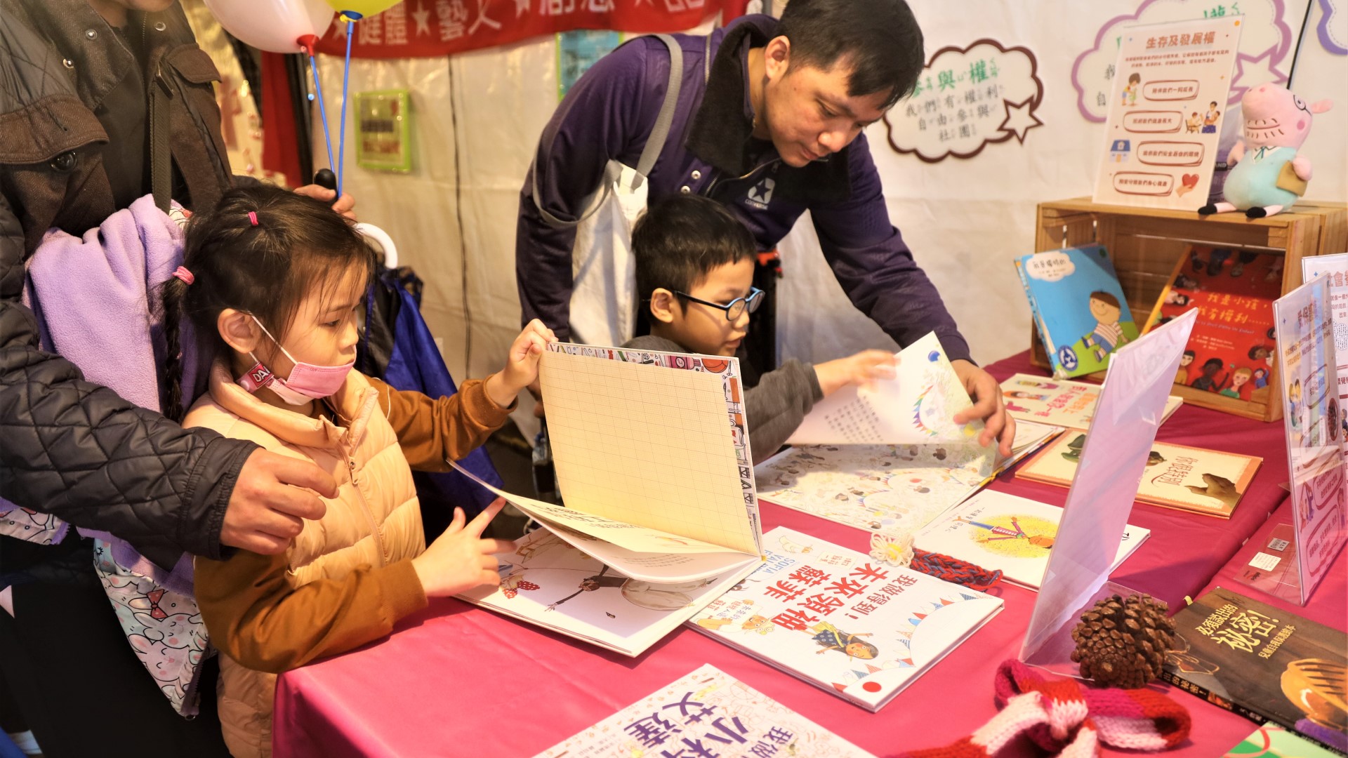 ▲親子共同閱讀攤位，共享閱讀趣。(圖片來源：新北市政府)