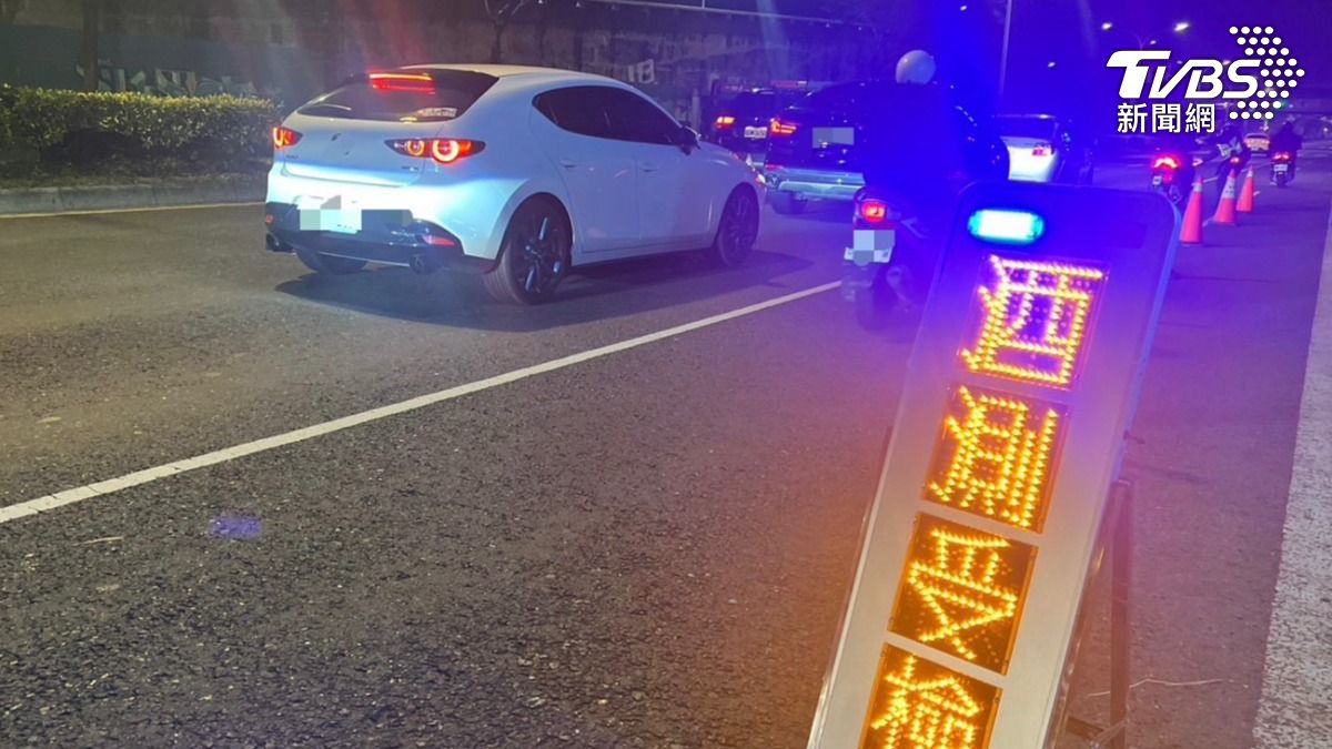 台南市警五分局進行連續五日酒駕大執法。(圖/TVBS)
