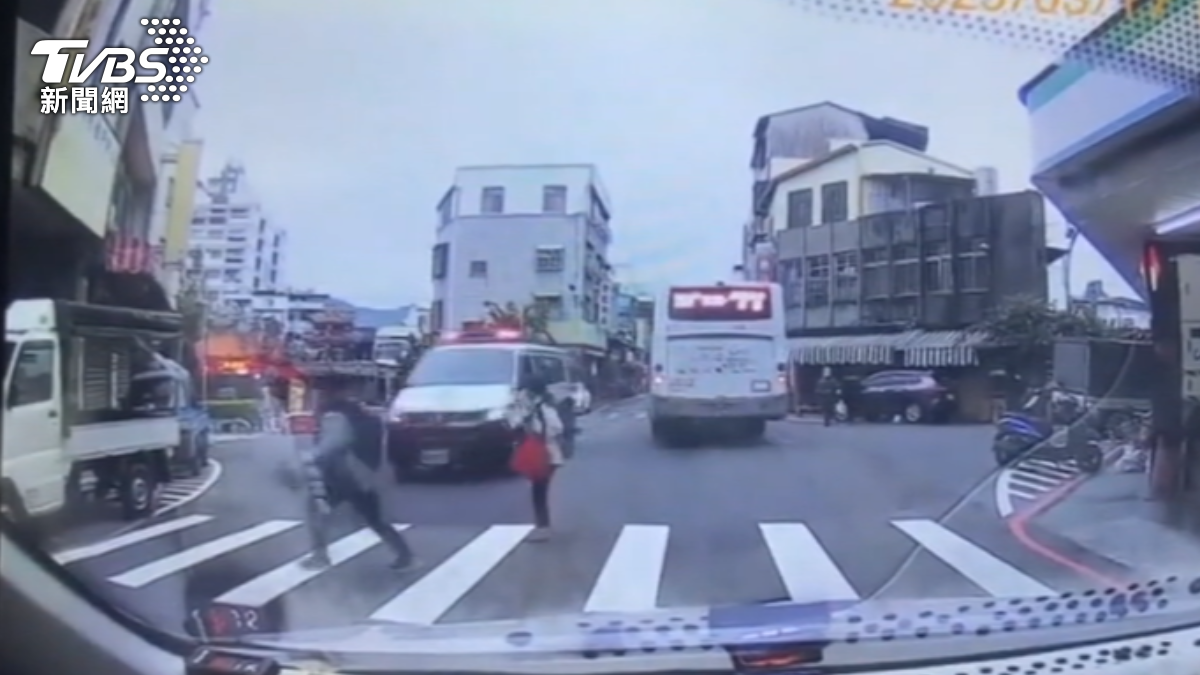 有車禮讓「學童快跑過馬路」右側救護車險撞上