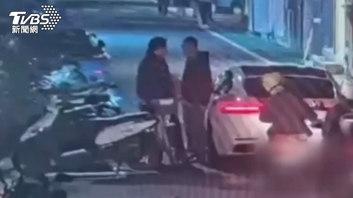 帕拉梅拉火氣大!不滿騎士擦撞後照鏡 保時捷駕駛脫衣開打