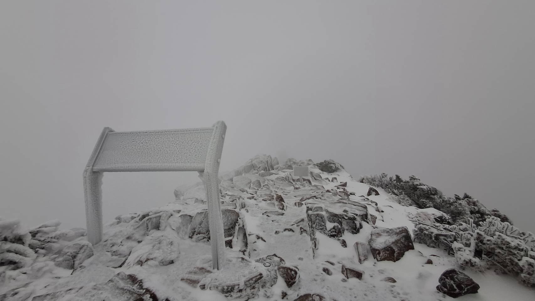 玉山氣象站被雪覆蓋。（圖／玉山氣象站提供）