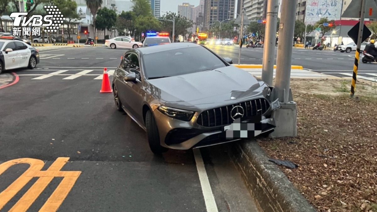 誇張!高雄爸喝酒「載6歲兒下課」 半路自撞分隔島慘了