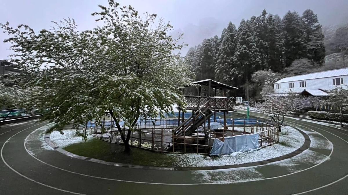冷氣團襲台，各山區陸續有降雪情形。（圖／翻攝自新竹縣政府臉書）