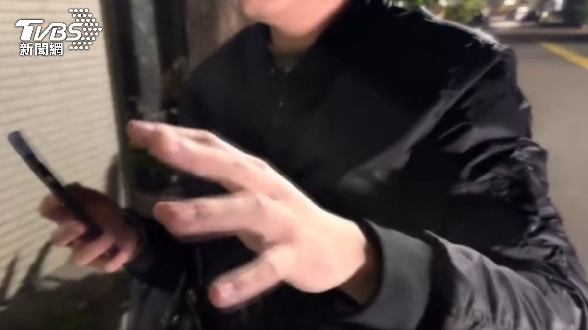 電動車駕駛驚恐稱,被撞當下感覺人生跑馬燈。(圖/TVBS)