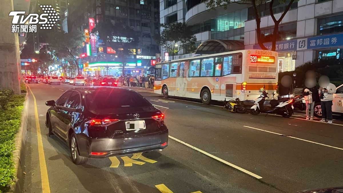 現役軍人路口迴轉撞機車 騎士噴飛又撞公車重傷昏迷