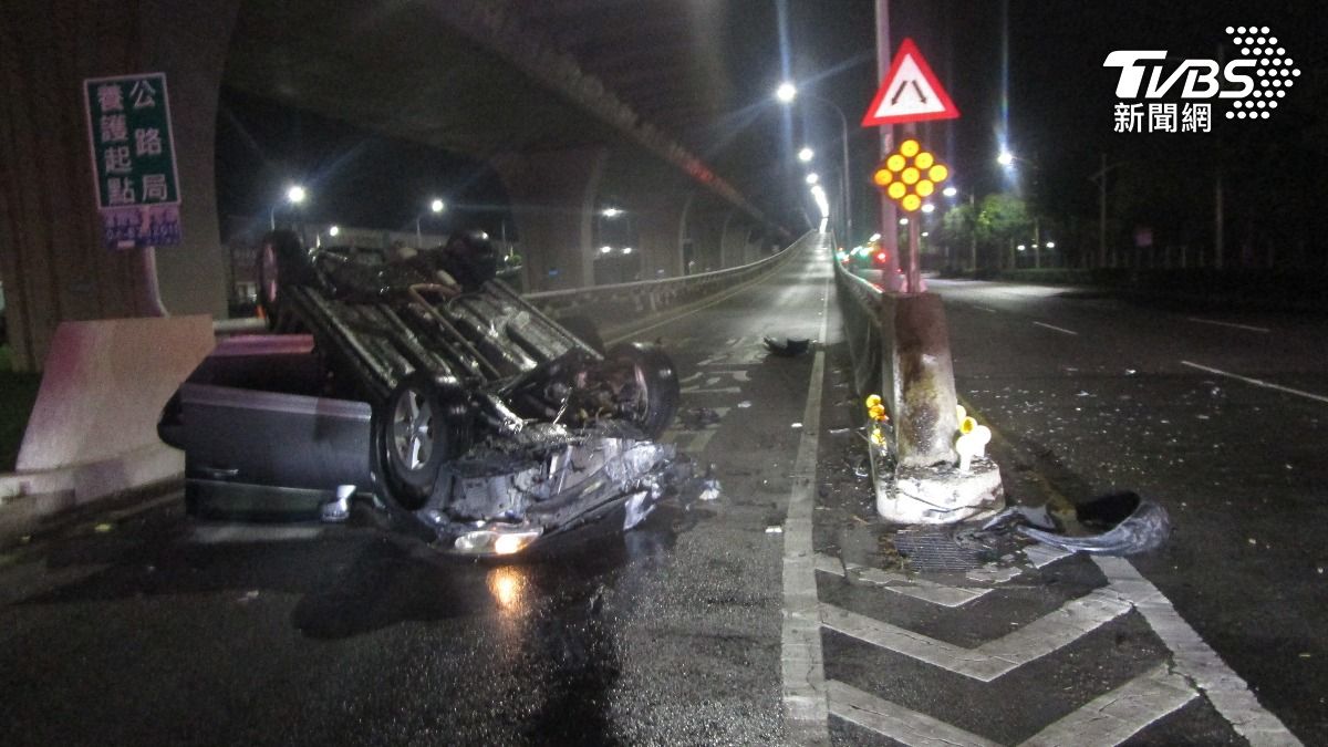 廖男不知何故自撞平面分隔島翻車。(圖/TVBS)