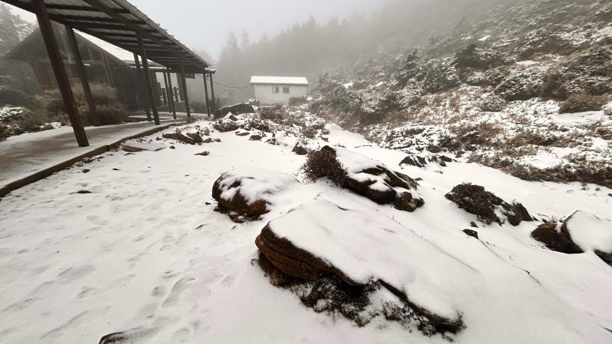 3月冷氣團發威!拉拉山、嘉明湖降雪了 銀白世界美景曝