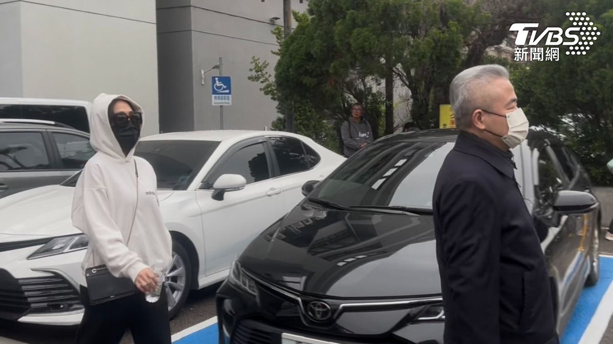 陳政谷的妹妹和律師、小弟們,帶著2億現金前往台中地院。(圖/林冠丞攝)