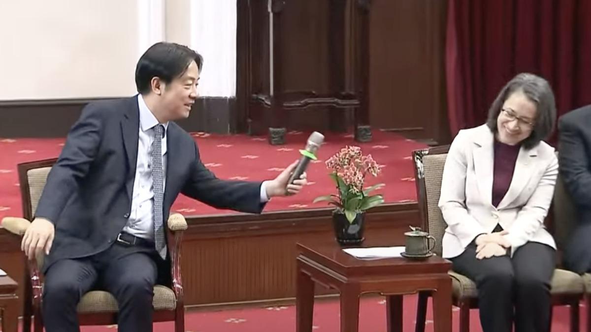 賴清德嗨到突然要求同是獅迷的蕭美琴致詞，蕭最後推託不了還是起身說話。（圖／TVBS）