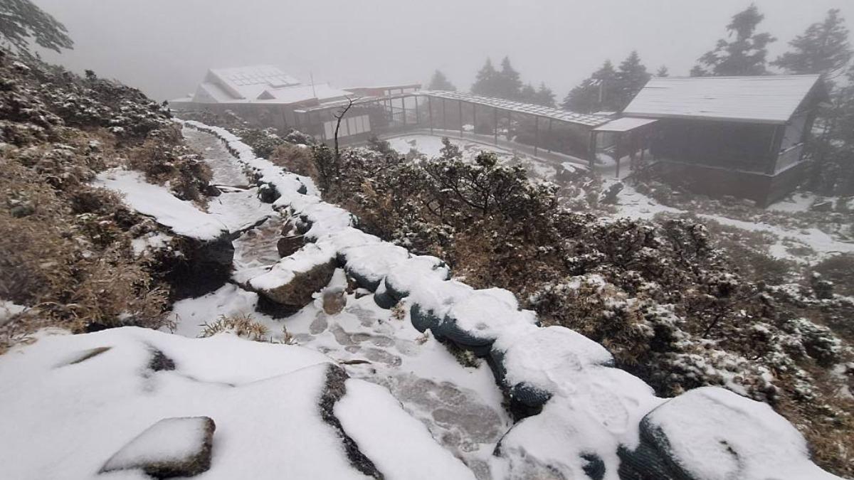 嘉明湖降3月雪 高山協作提醒路面「像移動溜滑梯」