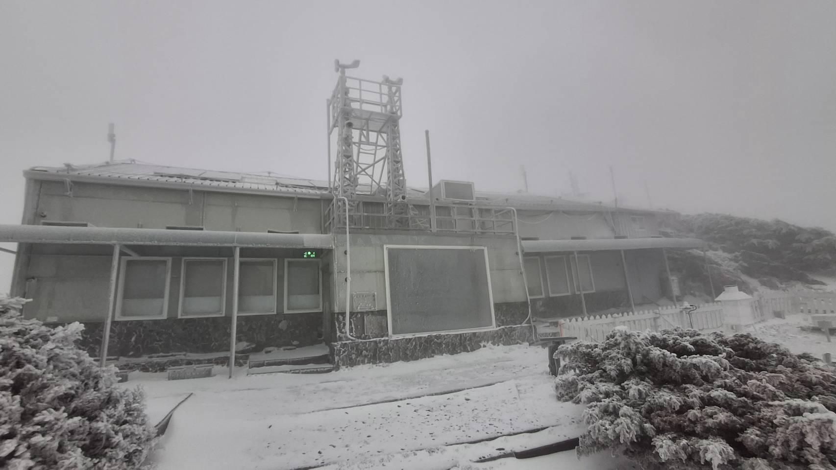 玉山氣象站今早累積積雪1公分。(圖/中央氣象署)
