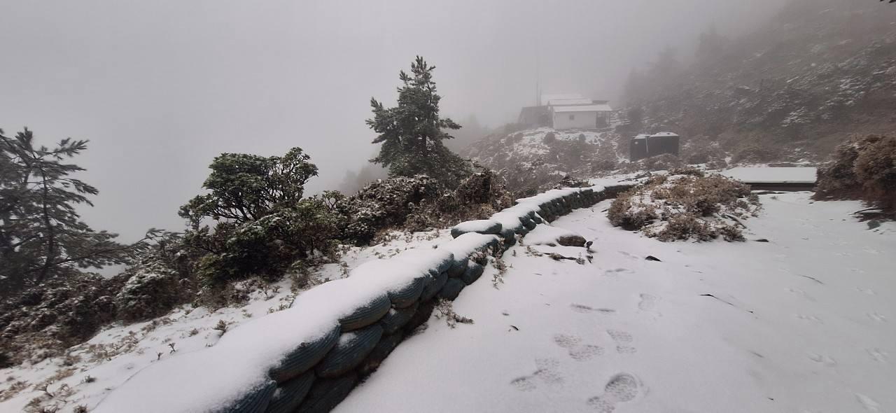 嘉明湖今早再度降雪。(圖/翻攝自臉書社團「熊出沒戶外休閒服務企業社社團」)