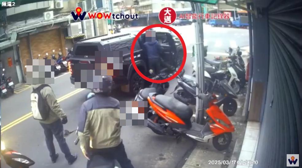 飼主按下後座車窗按鈕,窗戶仍無法關上。(圖/翻攝自WoWtchout - 地圖型行車影像分享平台)