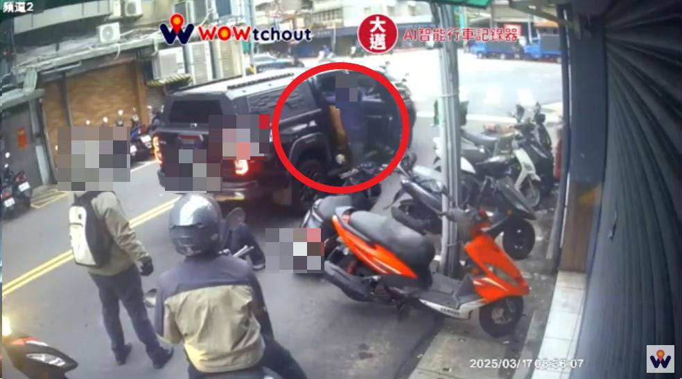 飼主將狗抱回車上。(圖/翻攝自WoWtchout - 地圖型行車影像分享平台)