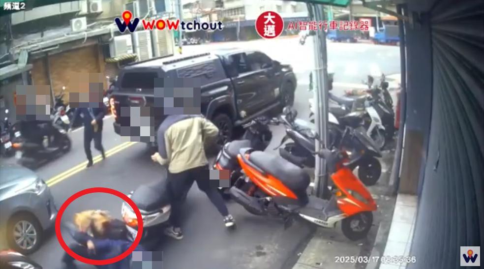 比特犬跳窗咬人。(圖/翻攝自WoWtchout - 地圖型行車影像分享平台)