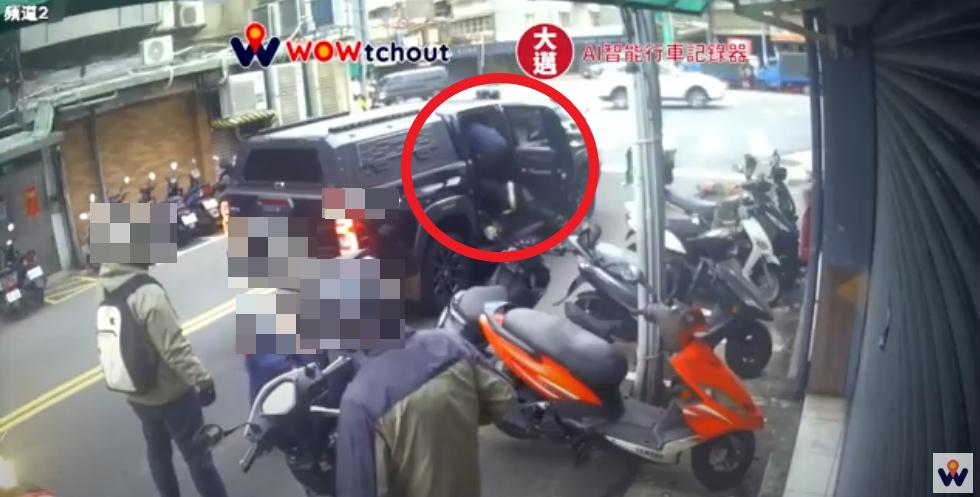 直到飼主鑽進駕駛座,才使得車窗關閉。(圖/翻攝自WoWtchout - 地圖型行車影像分享平台)