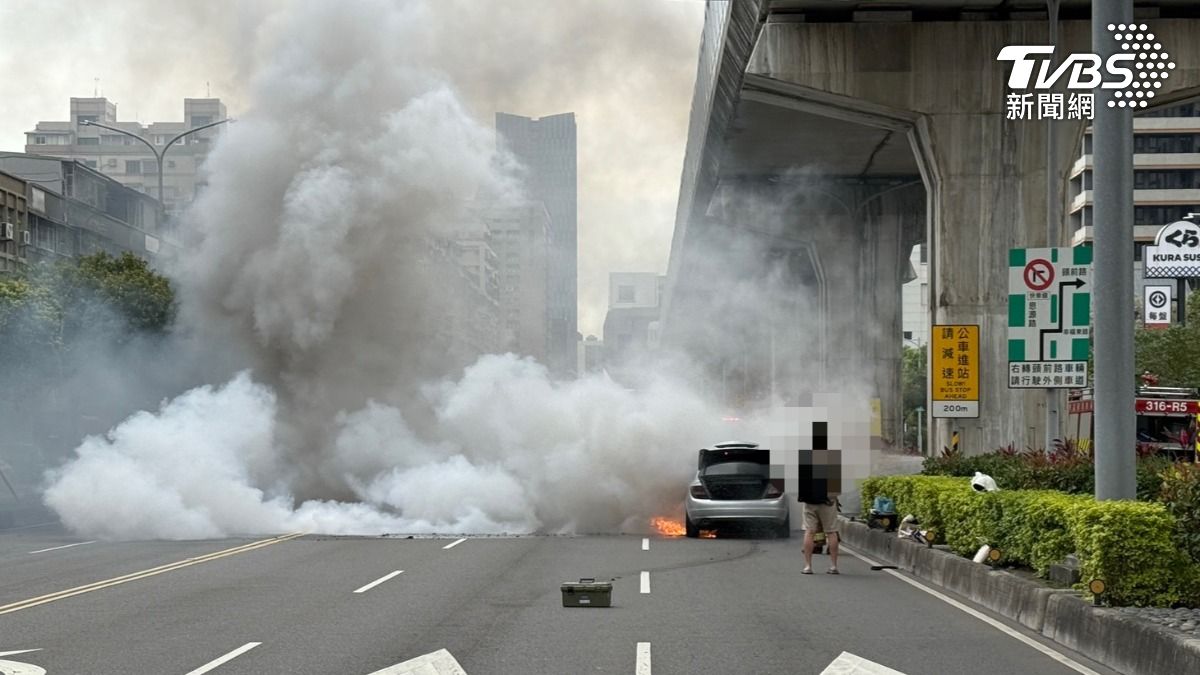 開到一半起火！新北小客車自燃　濃煙遍佈整條馬路