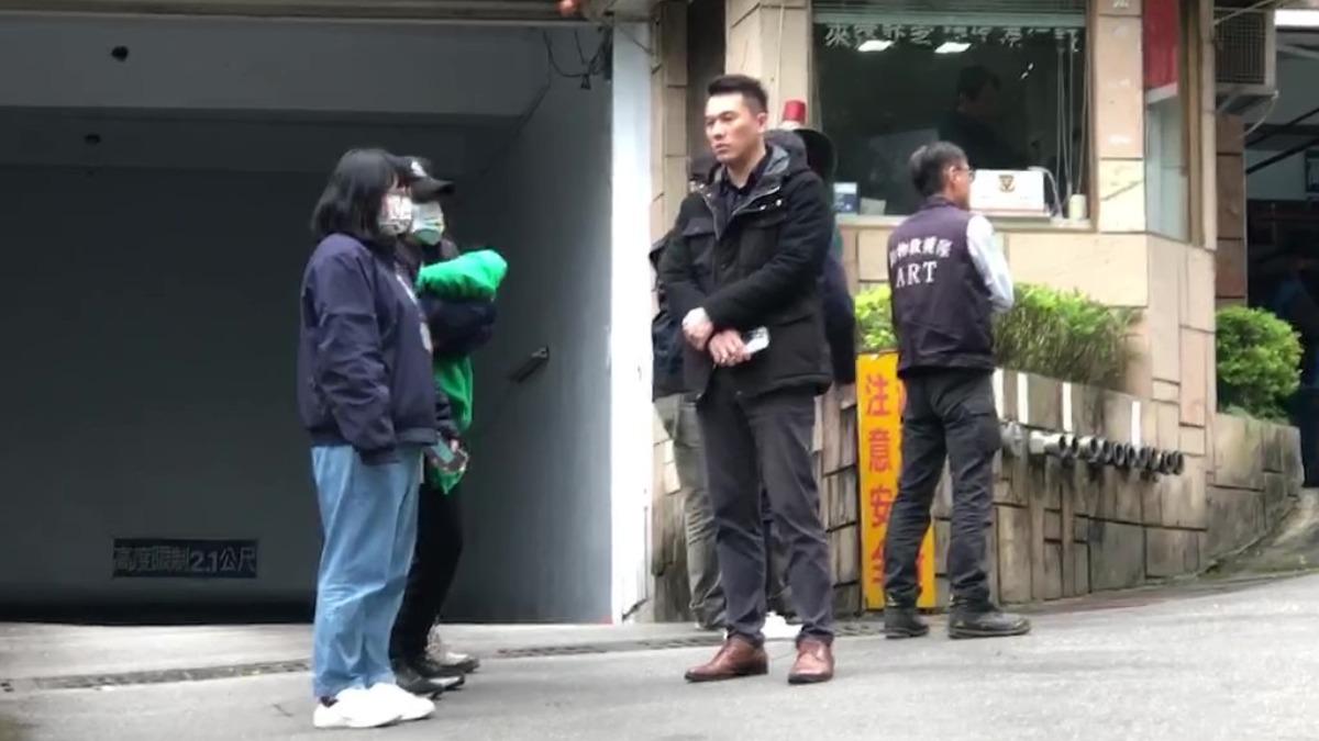 動保處人員在等待訓犬師到場。(圖/翻攝畫面)