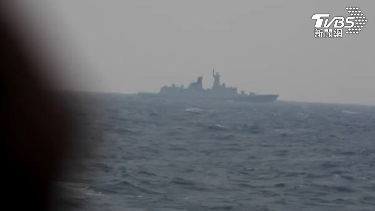 沱江軍艦（618）監控共軍溫州艦（526）畫面。（圖／國防部提供）