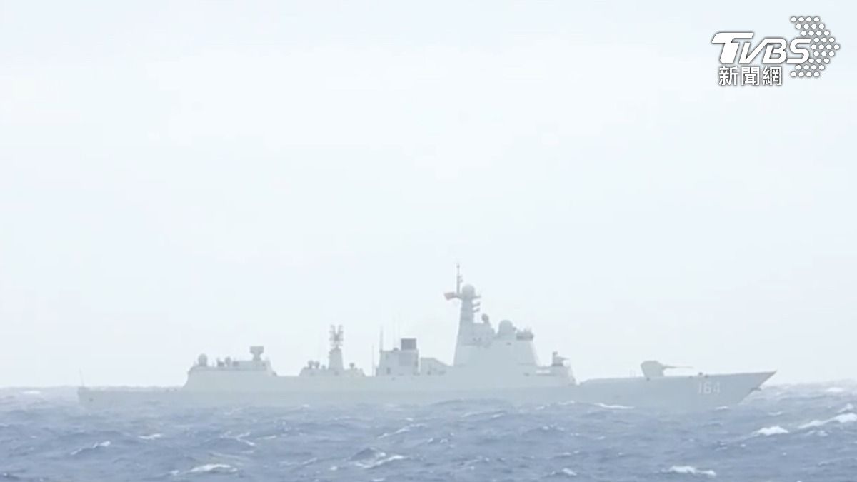 左營軍艦（1803）監控共軍桂林艦（164）畫面。（圖／國防部提供）