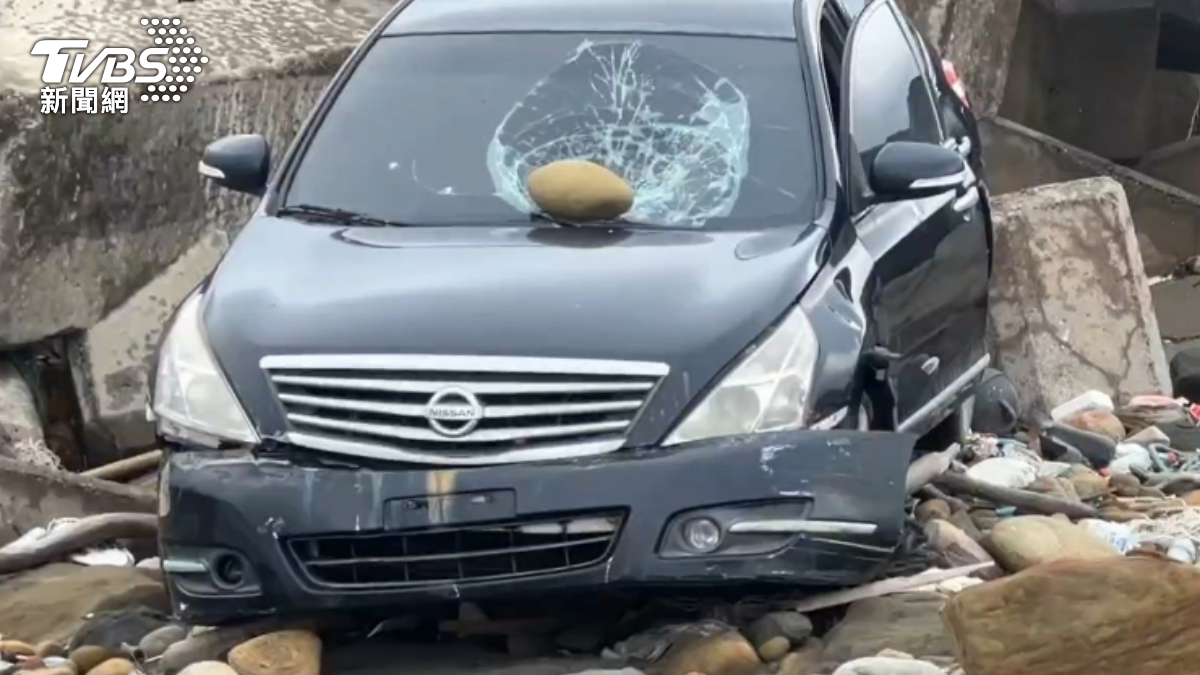 苗栗轎車離奇停消波塊旁　車主喊冤不知情：被當鋪開走