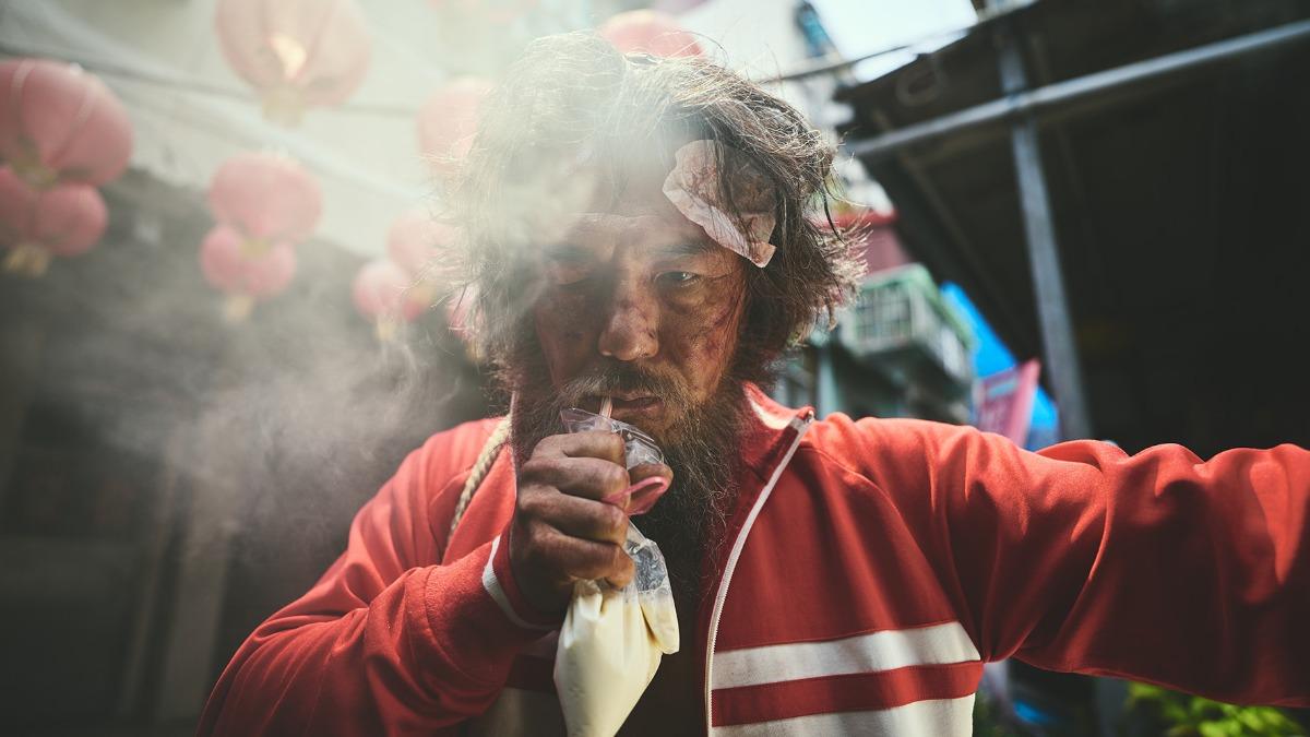 戴立忍飾演絕世武功大師,流浪漢的造型被虧是面目全非。(圖/麻吉砥加提供)