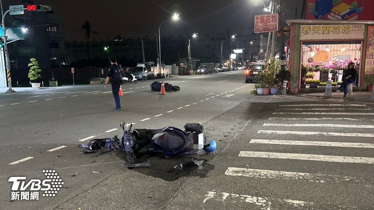 男大生見蔡男已經沒有呼吸心跳,立刻跪地CPR搶救。(圖/TVBS)