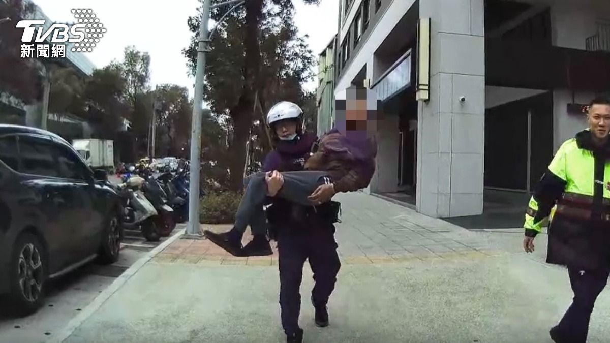 新北8旬翁迷途一天倒路邊　警霸氣「公主抱」帶回