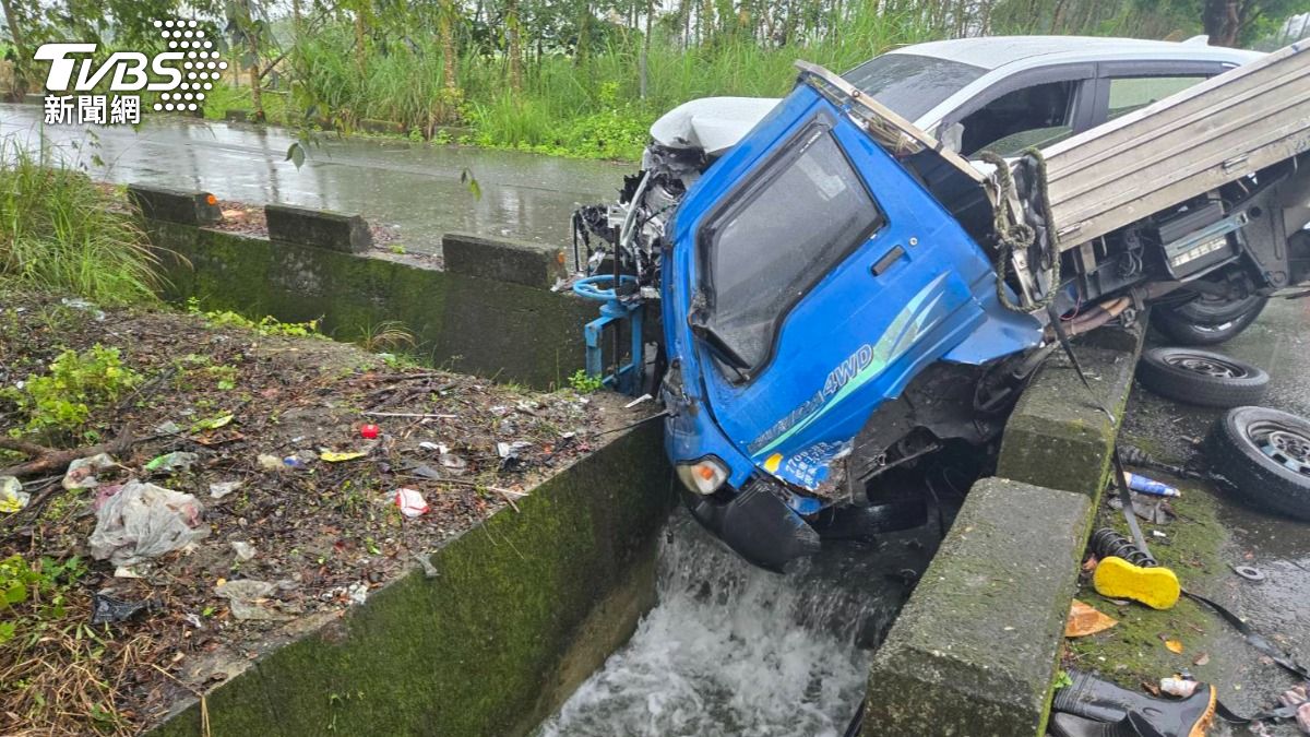 花蓮對撞車禍!小貨車噴飛「車頭栽水溝」 駕駛重傷死亡