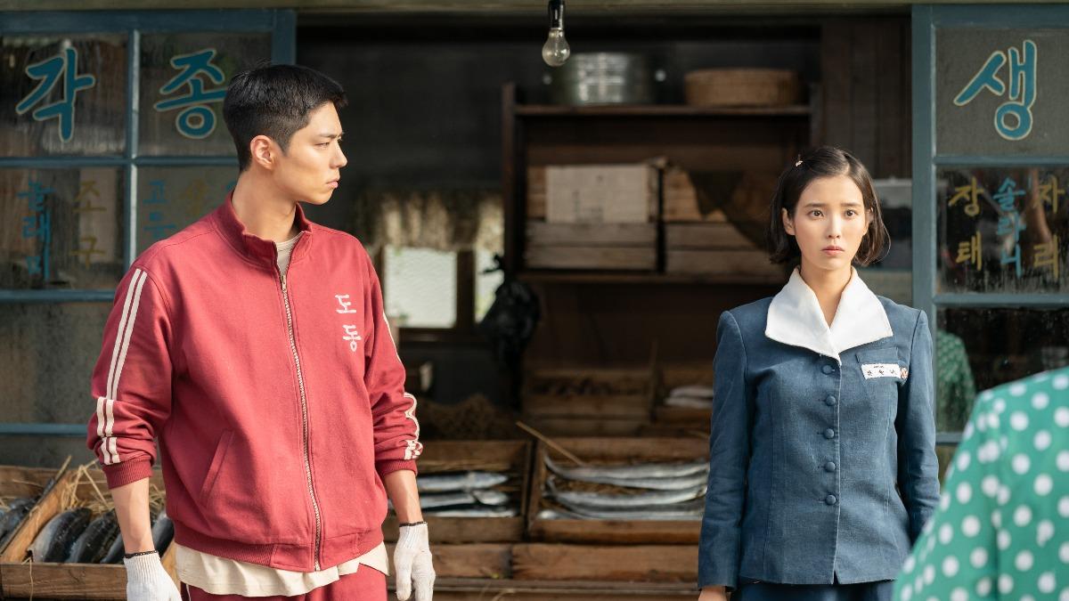 朴寶劍、IU在《苦盡柑來遇見你》中都以超樸素造型示人。(圖/Netflix提供)