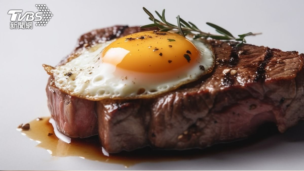 23歲女子伊芙透露自己進行「肉食動物飲食」時每天只吃肉類和雞蛋等蛋白質。(示意圖/達志影像shutterstock)