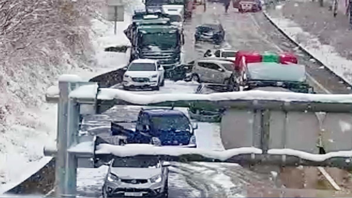 3月降大雪!南韓高速公路「黑冰釀禍」 42車連環追撞