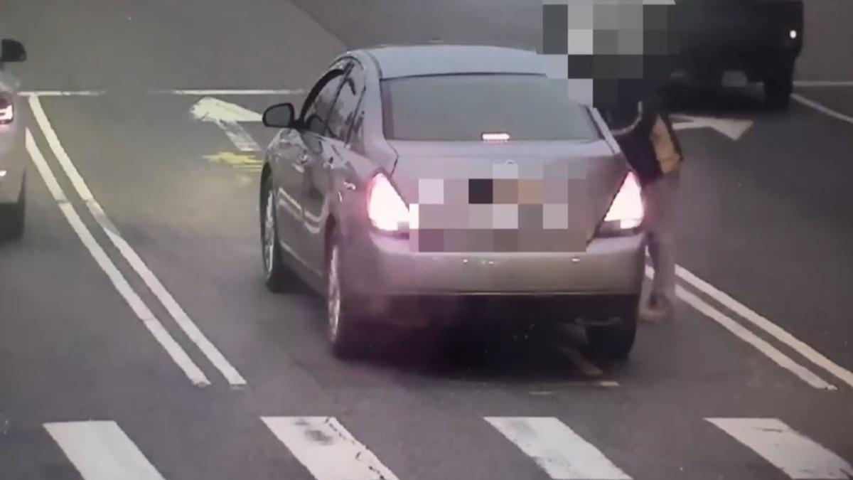 高雄騎士撞轎車「往車內丟2千」跑了　駕駛傻眼：這錢可憐誰